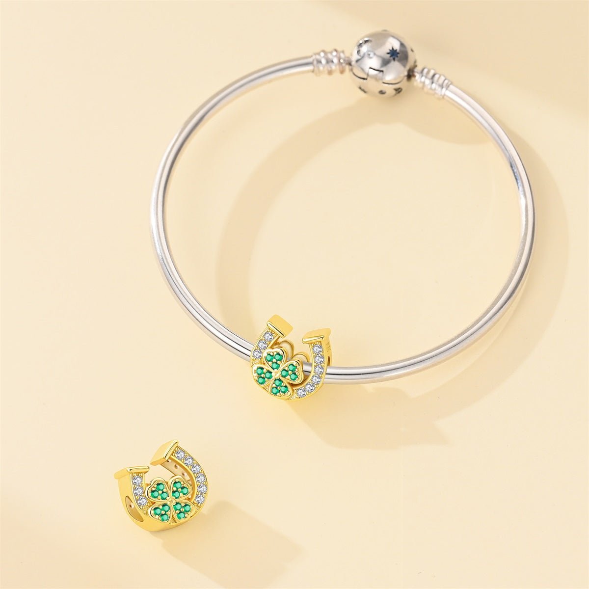 Amarante Jewelry Golden Horseshoe with Green Clover Lucky Charm