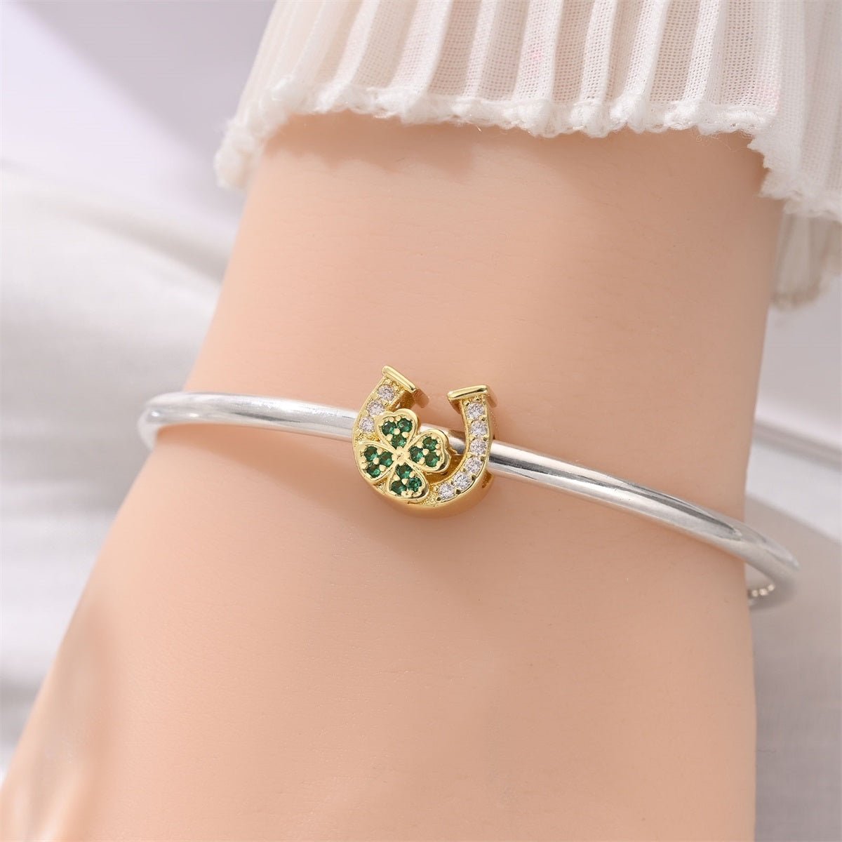 Amarante Jewelry Golden Horseshoe with Green Clover Lucky Charm