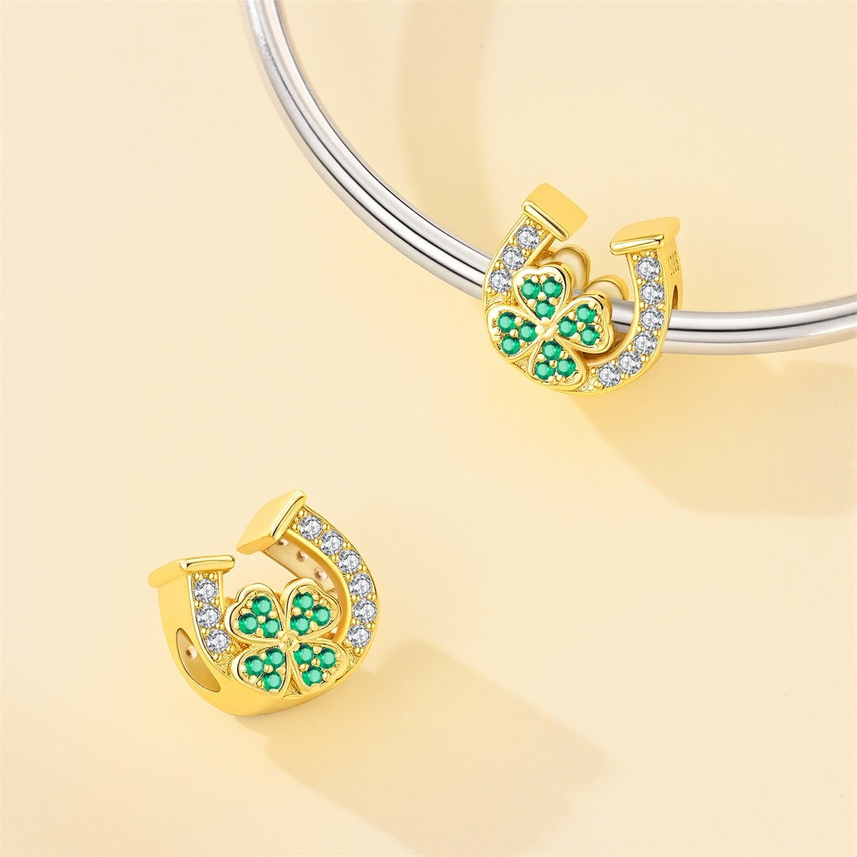 Amarante Jewelry Golden Horseshoe with Green Clover Lucky Charm