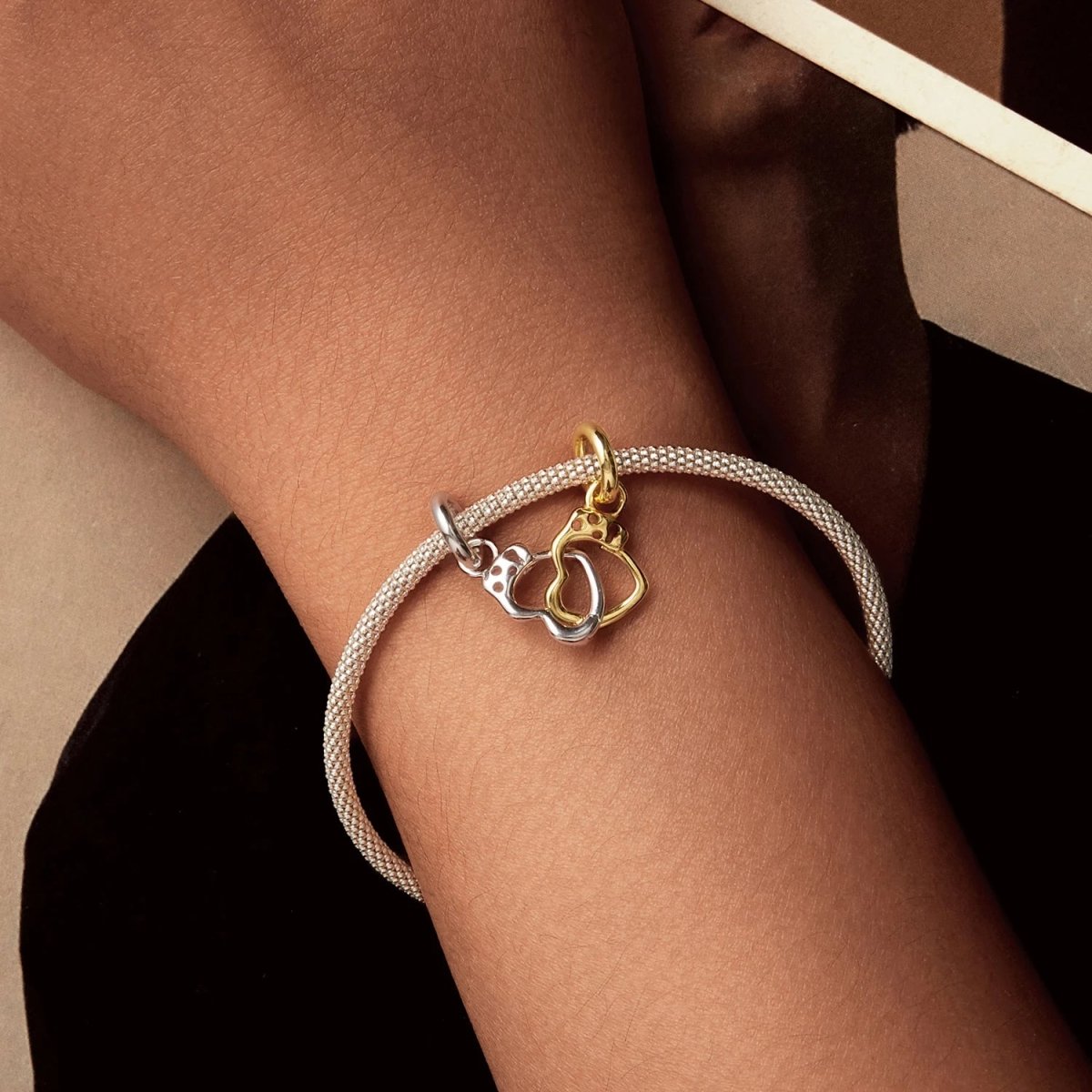 Amarante Jewelry Openable & Splittable Handcuffs Dangle Charm