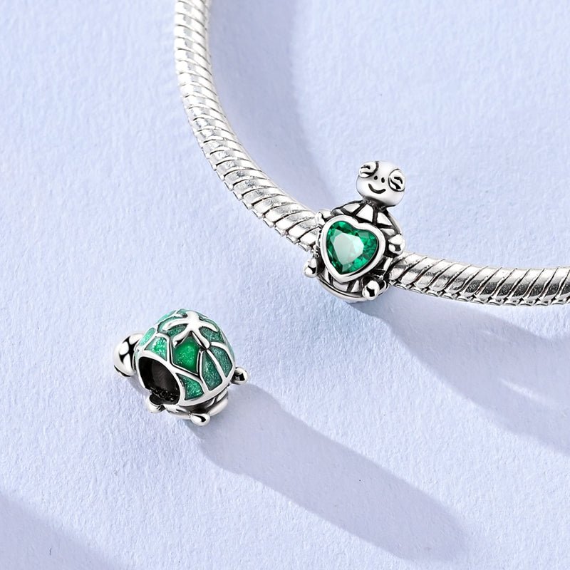 Amarante Jewelry Smiling Turtle with Green Heart Charm
