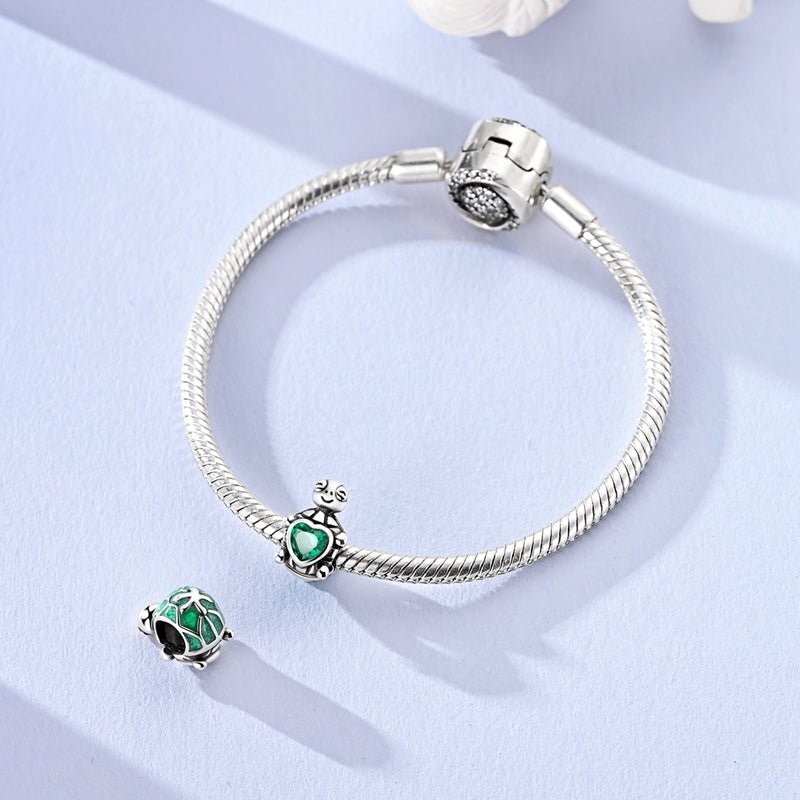 Amarante Jewelry Smiling Turtle with Green Heart Charm
