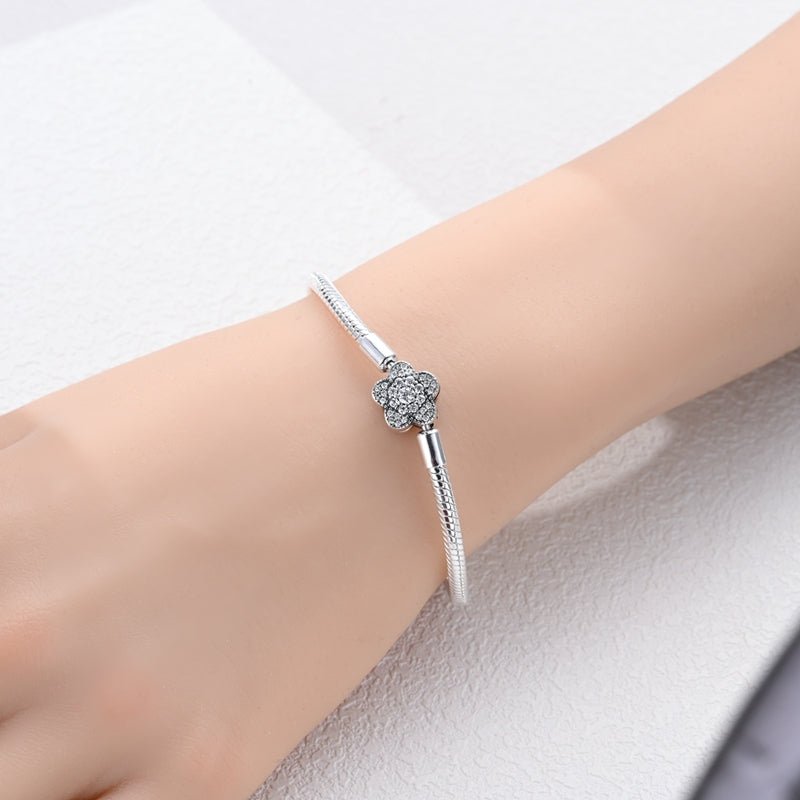 Amarante Jewelry Sparkling Floral Charm Bracelet