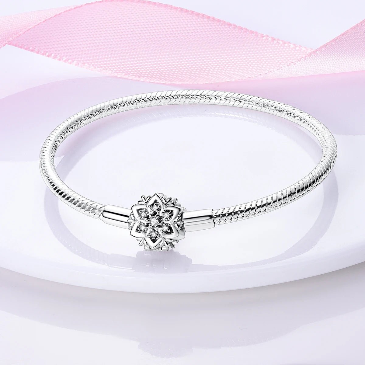 Amarante Jewelry Sparkling Snowflake Clasp Charm Bracelet