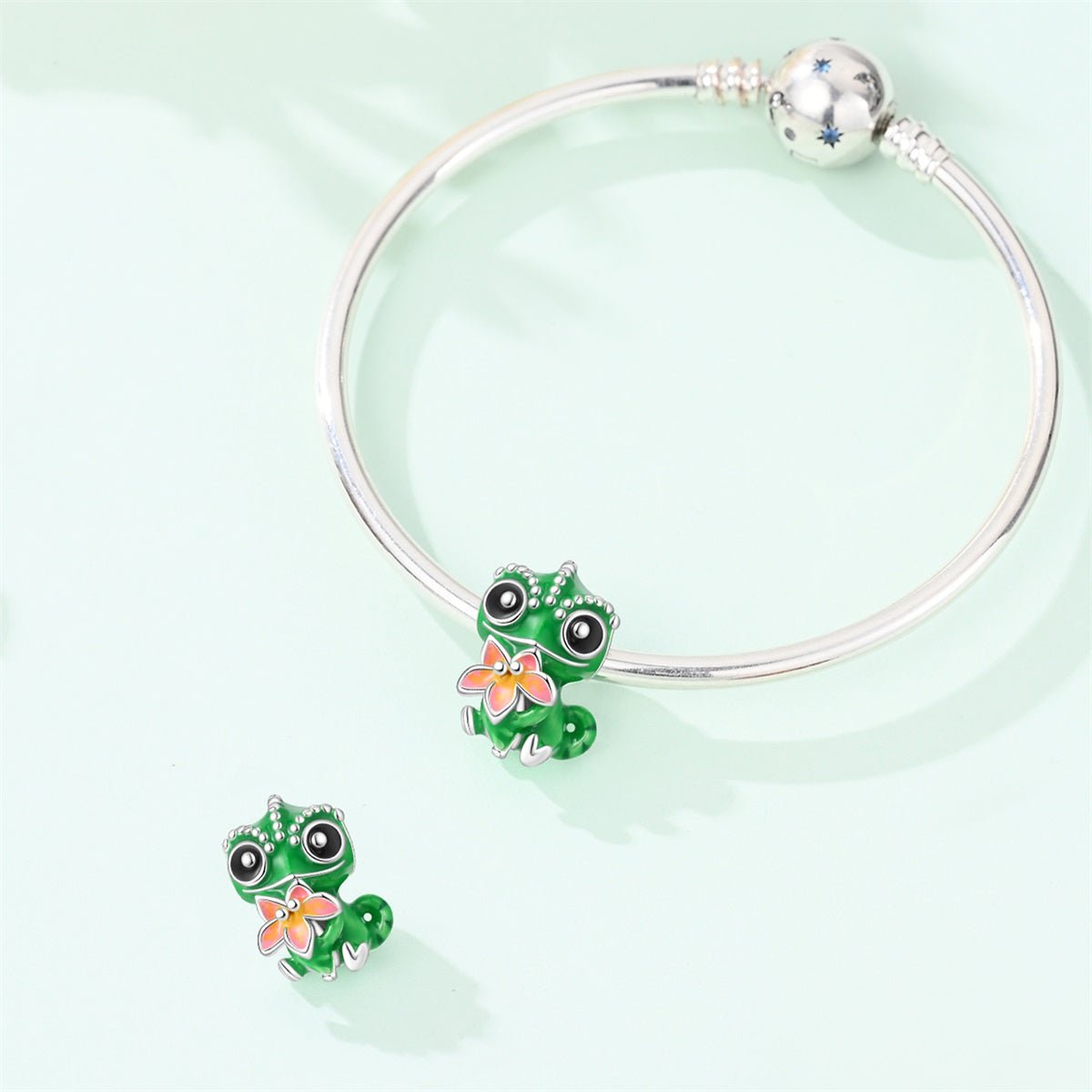 Amarante Jewelry Thermochromic Color - Changing Baby Chameleon with Flower Charm