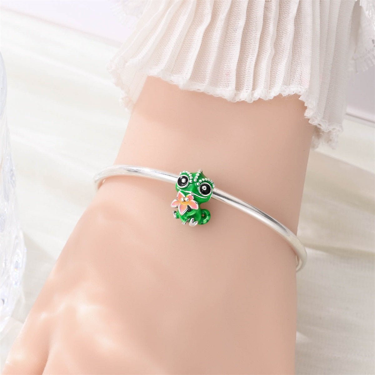 Amarante Jewelry Thermochromic Color - Changing Baby Chameleon with Flower Charm